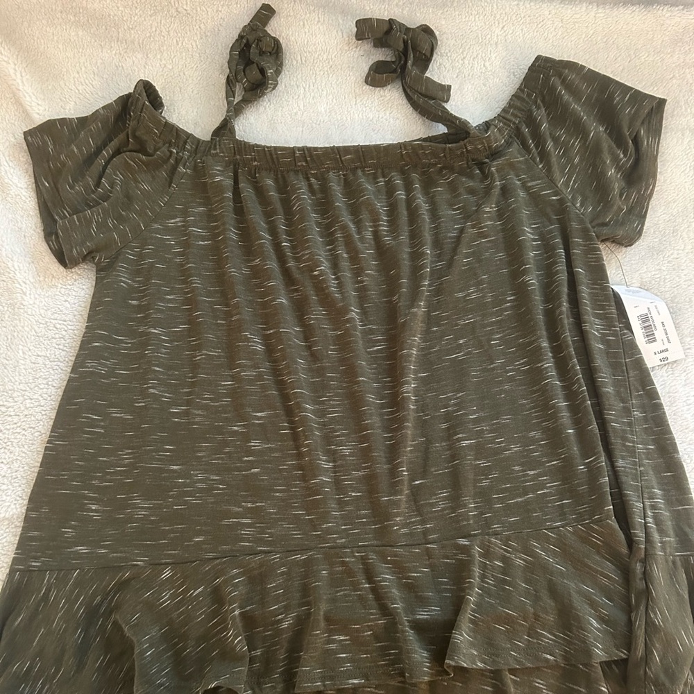 NWT Womens Olive Green Blouse ✨ - Picture 1 of 4